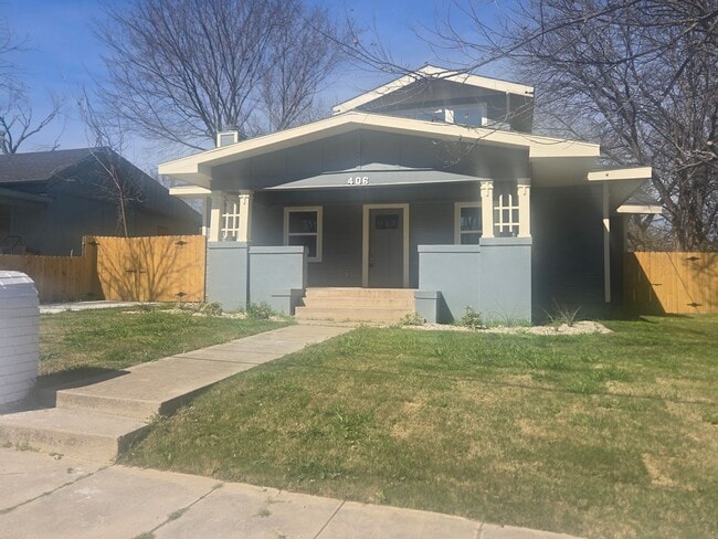 Foto del edificio - Newly remodeled 4 bedroom 3 full bath two story home located in the heart of Weatherford, TX