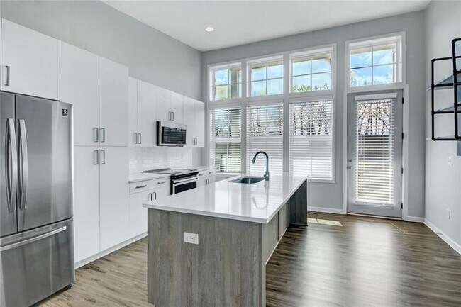 Building Photo - 900 Brees Ct