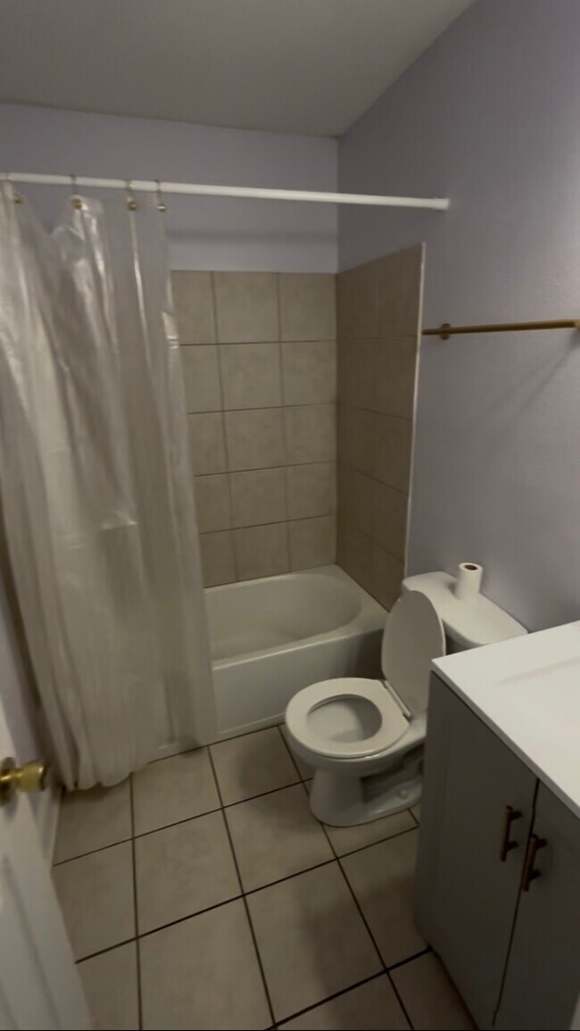 Primer baño - 2238 New Orleans St