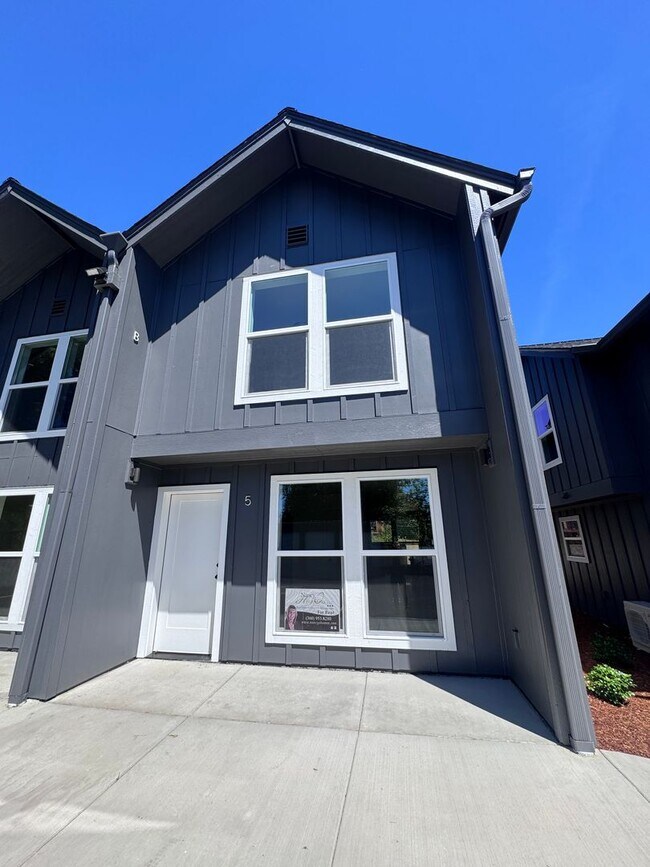 Foto del edificio - 1/2 OFF FIRST MONTHS RENT! New Construction, Beautiful, Townhomes! 2 & 3 BEDRM UNITS AVAILABLE