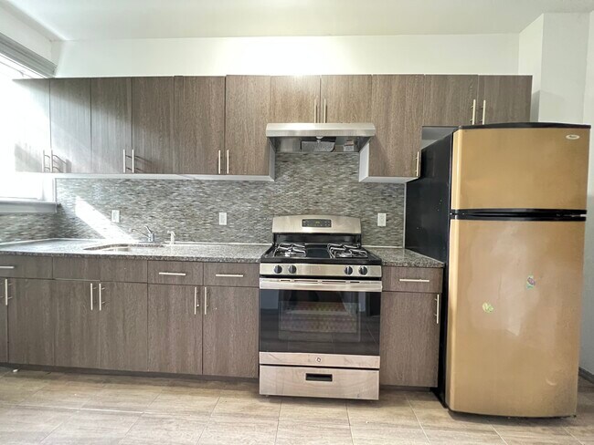 Building Photo - 575 Bramhall Ave