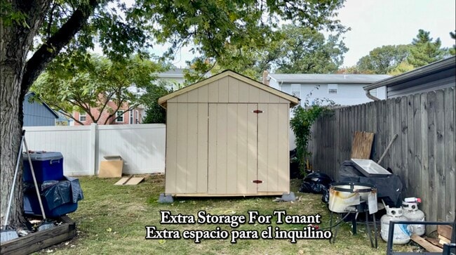 Personal extra storage - 7724 Acrocomia Dr