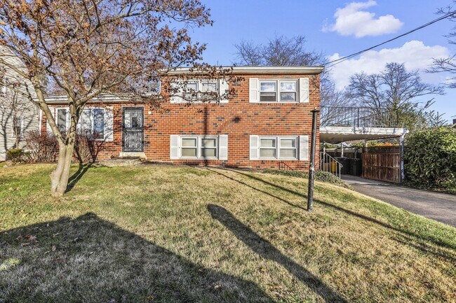 Foto del edificio - Spacious 7-Bedroom Home with Chalet Interior & Ample Parking – Ewing, NJ