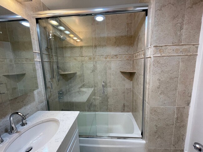 Foto del edificio - 1255 N Sandburg Terrace