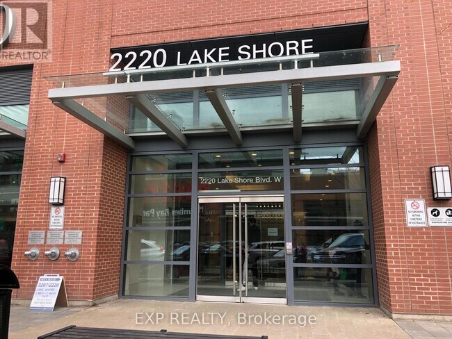 Photo du bâtiment - 2220 Lake Shore Blvd W