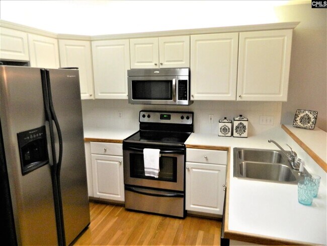 Foto del edificio - 802 Treeslope Ct