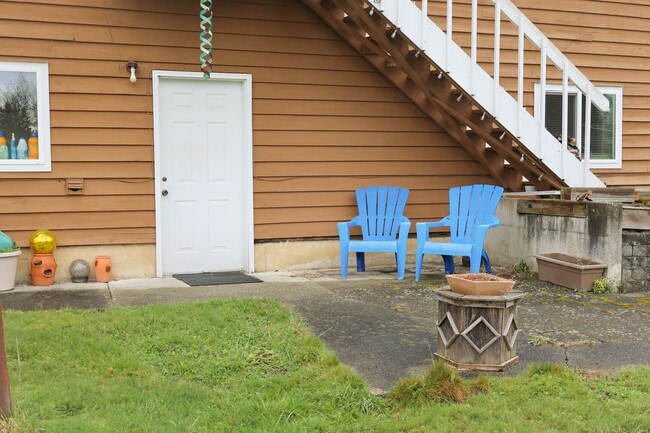 Building Photo - Cozy Country living just outside the City