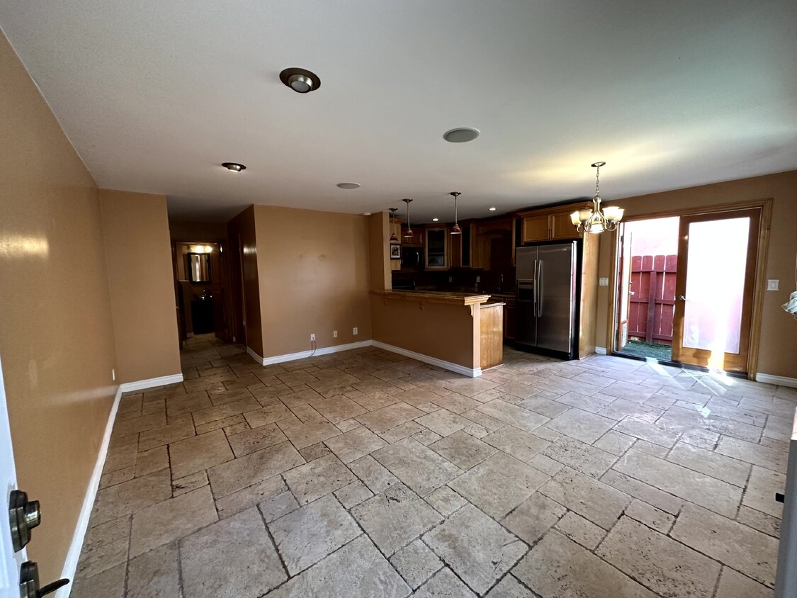 Building Photo - Spacious one bedroom one bath Condo. Custo...