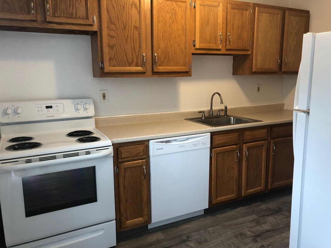 Primary Photo - Spacious 2 Bedroom Townhouse