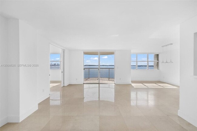 Foto del edificio - 1420 Brickell Bay Dr
