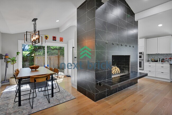Foto del edificio - "Spacious 4-Bedroom Retreat with 3 Baths in the Heart of Kirkland – 2,480 Sq. Ft. of Pure Comfort!"
