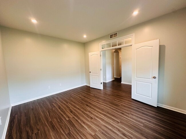 Building Photo - Contemporary Comfort Meets Convenience in Mt. Washington