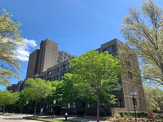 Building Photo - 1731 Beacon St