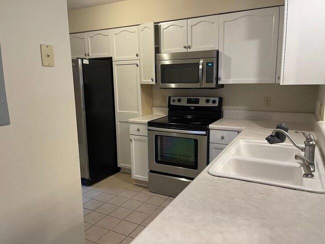 Building Photo - Room in 2 Bedroom Apartment at J M Keynes Dr