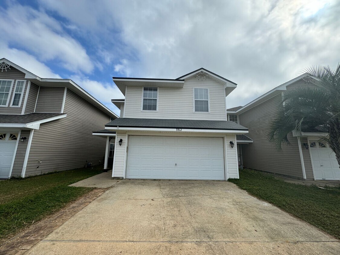 Foto principal - Large 4 Bedroom Home