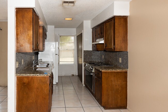 Building Photo - 1604 Cimmarron St