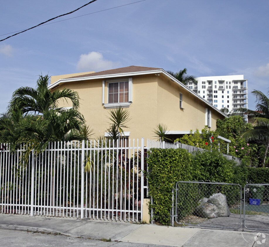 Building Photo - 421-427 SW 3rd St