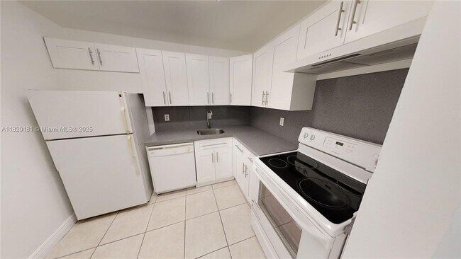 Foto del edificio - 4800 NW 79th Ave