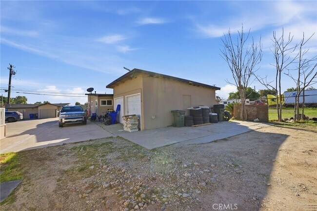 Foto del edificio - 16072 Arrow Blvd