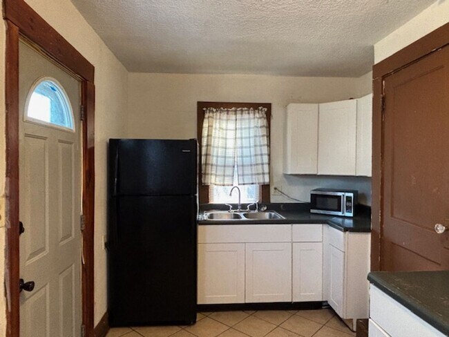 Building Photo - 3 BR/1 BA Single-Family Home in St. Paul!