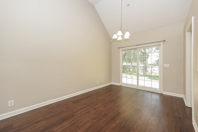Building Photo - 920 7 Oaks Blvd