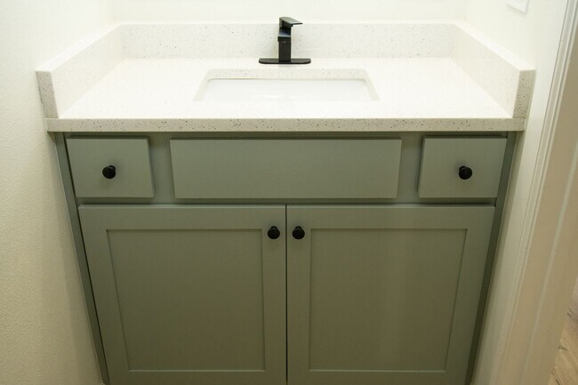 Foto del edificio - AVAILABLE NOW ! Townhouse in the heart of West Fork !