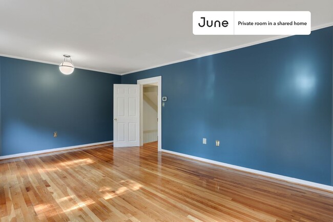 Building Photo - Private bedroom in 7 bed/4 bath Home