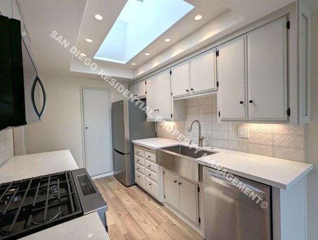 Building Photo - Beautifully Updated 2 Bedroom / 2 Bathroom...