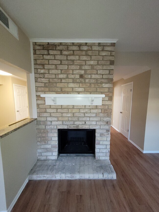 Building Photo - 611 Trailwood Ct
