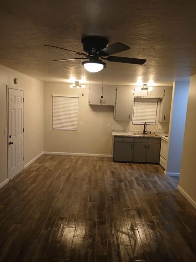 Building Photo - 2 Bed 1 bath