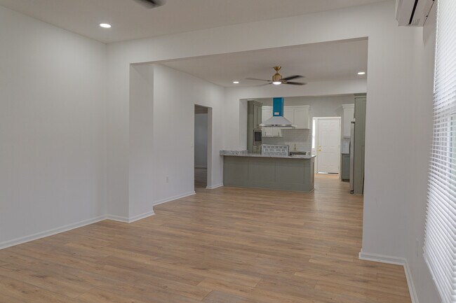 Building Photo - 817 Maple St