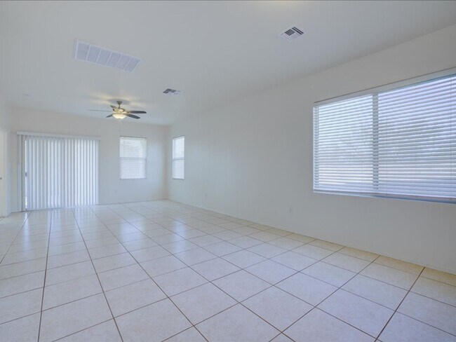 Foto del edificio - Bright & Spacious 3-Bedroom Home with Open-Concept Living and Community Pool