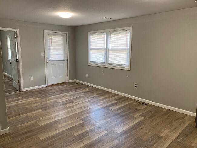 Building Photo - 3BR/ 1.5 BA Gorgeous Home + Large 2-Car Ga...
