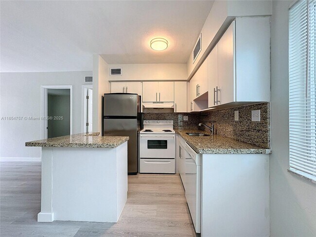 Foto del edificio - 901 NE 18th Ct