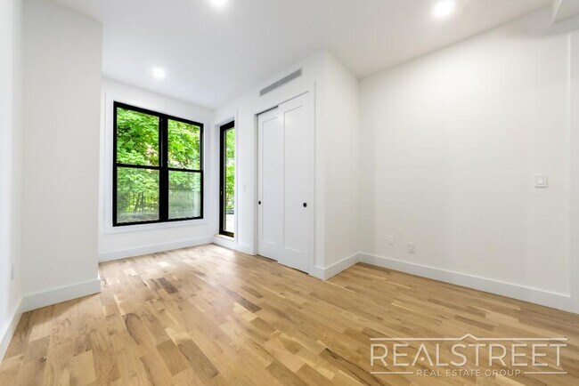 Building Photo - Brand New 5 bed 5 Bath Duplex with 2 Roof ...