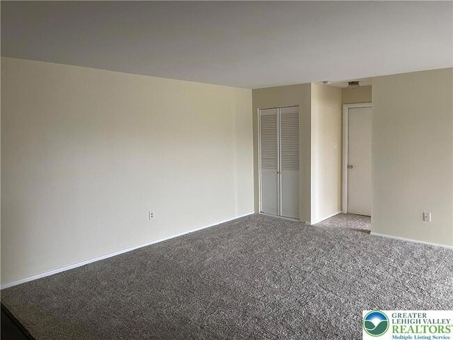 Building Photo - 1590 Alta Dr