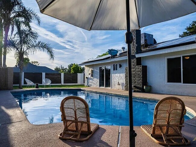 Foto del edificio - 7413 Saddleback Dr