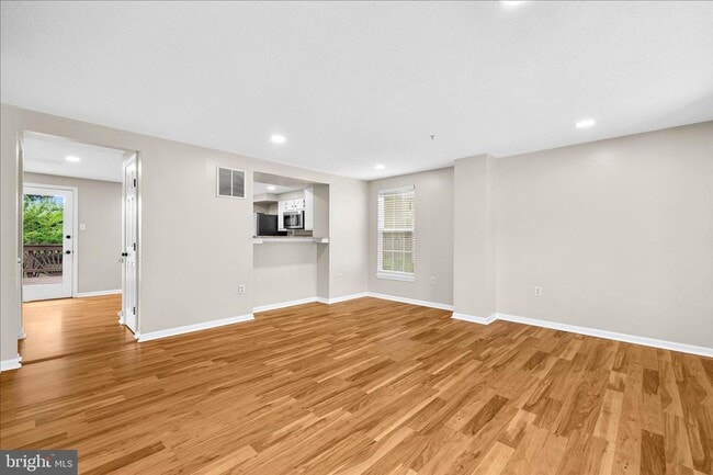 Building Photo - Beautiful End Unit Townhome in Bluffs At Deep Creek!