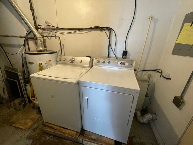 Foto del edificio - 3 bedroom, 1 bathroom and detached garage!