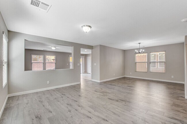 Foto del edificio - Spacious 3 bedroom home with large yard in...