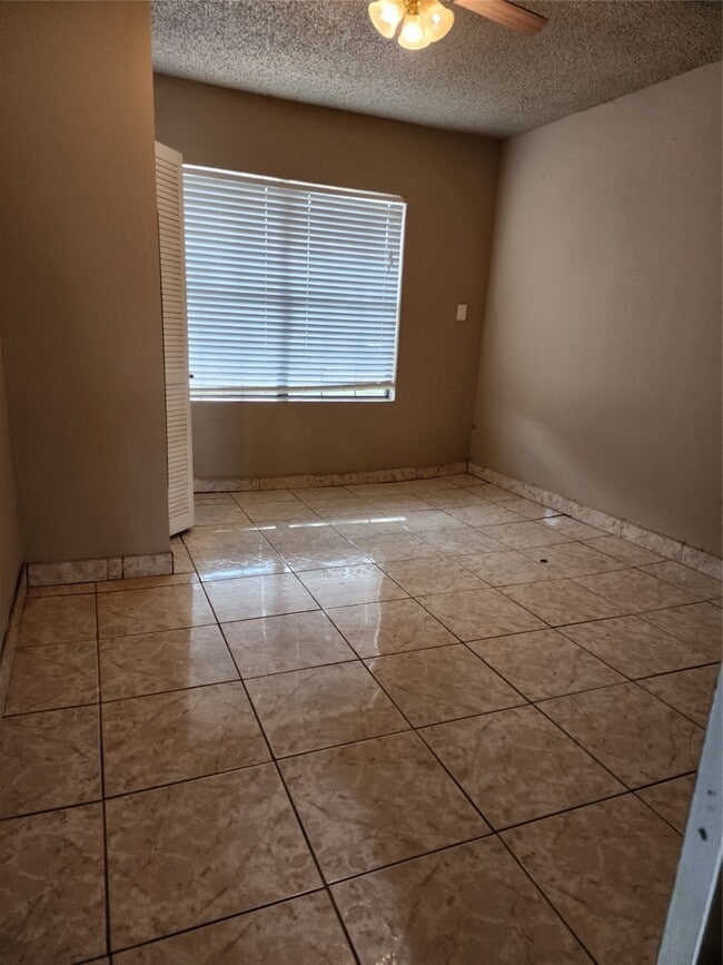 Building Photo - 2413 Huntington Dr