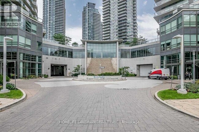 Photo du bâtiment - 2240 Lake Shore Blvd W