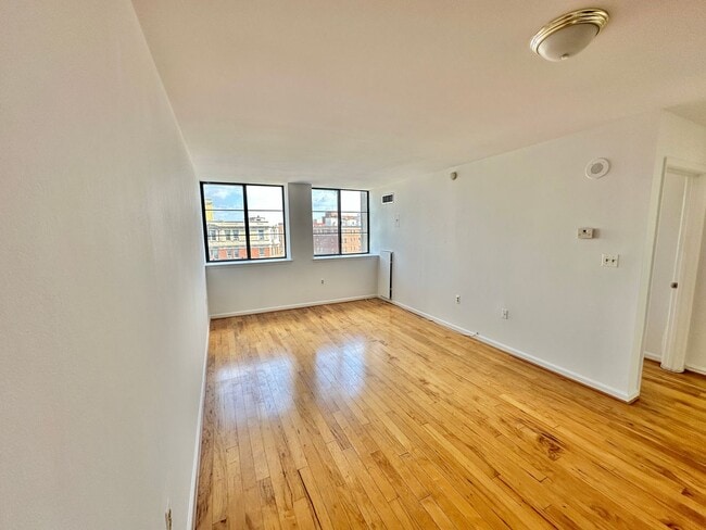 Building Photo - Fantastic 1 Bedroom with Den/Office/Additi...