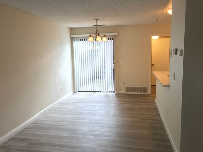 Foto del edificio - Charming and Conveniently Located Townhome...