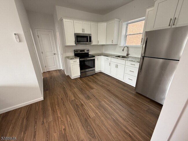 Foto del edificio - 412-416 Bloomfield Avenue Unit 21