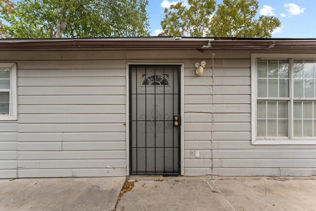 Building Photo - 315 Pool Dr