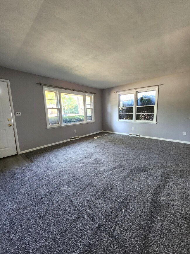 Foto del edificio - 613-617 W Sheridan Court
