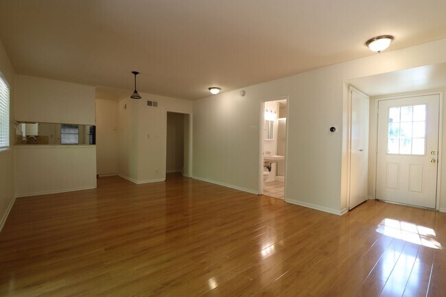 Building Photo - 3 BEDROOM, 2 BATH:  Home for Lease in Nort...