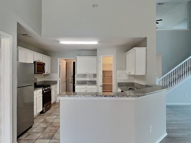 Foto del edificio - Beautiful 4BR Home in Denton with Fireplace, Fenced Yard & Garage