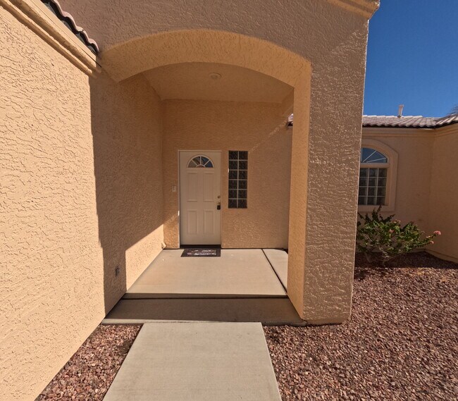 Building Photo - 2112 E Desert Lakes Dr
